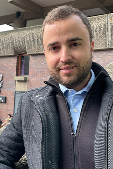 Headshot photo of Alvaro outside 