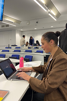 Francesca Zamboni studying in lecture hall
