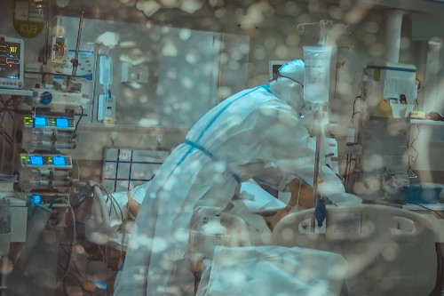 COVID-19 patient in intensive care